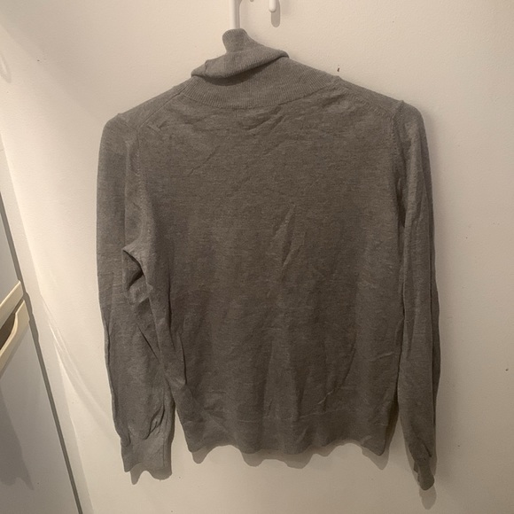 Fabulous Banana Republic Light Grey Turtleneck Soft  Luxury Blend SZ Small - Picture 5 of 5